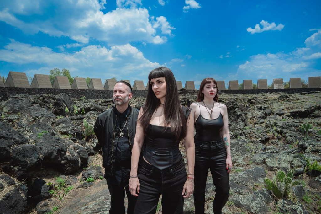 Foto de la banda Sexes en el Espacio Escultórico de la UNAM. De izquierda a derecha: Parrillat, Ra y Mariela. Fotografía por Tony Valenzuela. Concepto: Sexes y Eduardo Helu.