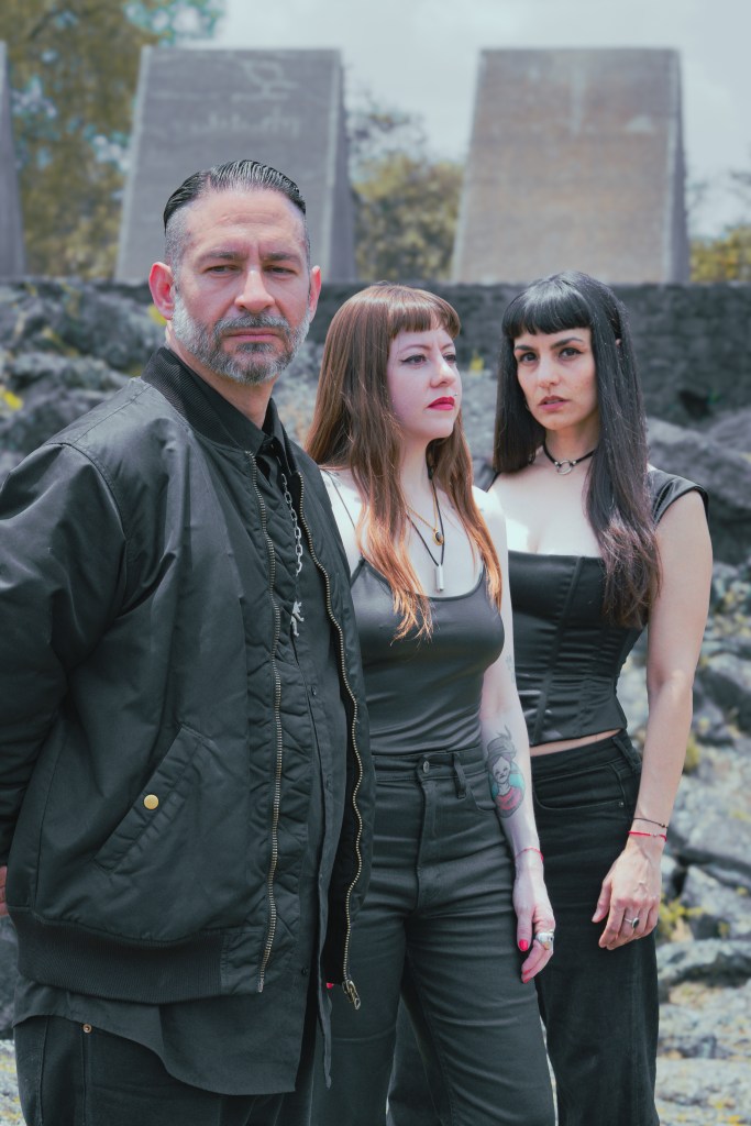 Foto de la banda Sexes en el Espacio Escultórico de la UNAM. De izquierda a derecha: Parrillat, Mariela y Ra. Fotografía por Tony Valenzuela. Concepto: Sexes y Eduardo Helu.